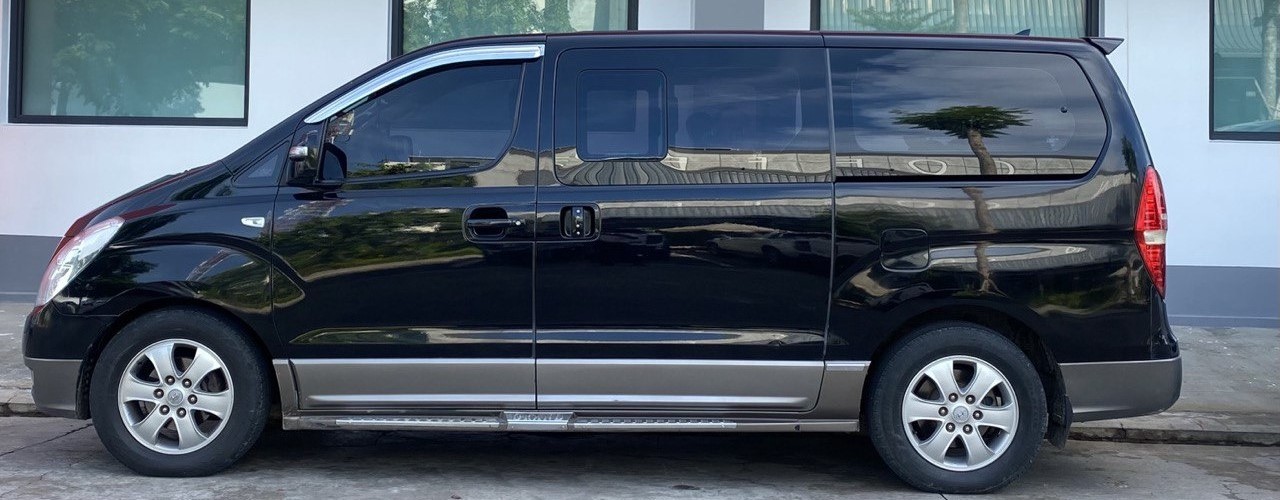 Black Hyundai Starex luxury minivan for private airport transfers in Phnom Penh, Cambodia.