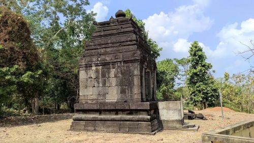 Prasat Kuk Preah Theat attractions in Cambodia