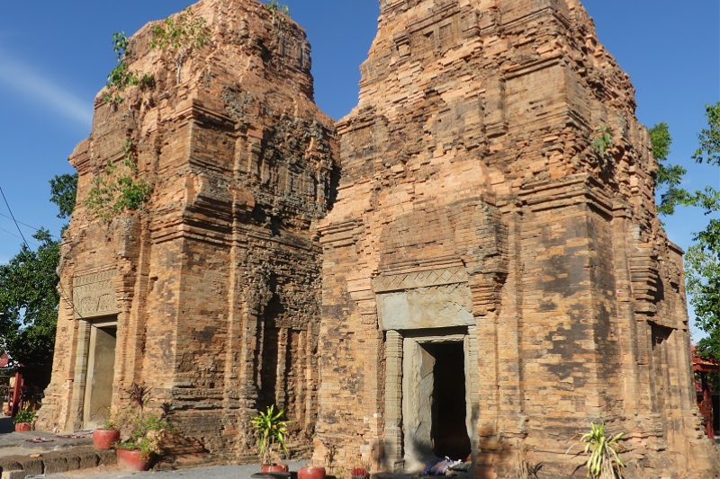 Neang Khmao Temple attractions in Cambodia