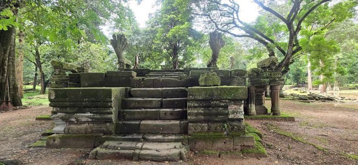 Small Circle and Sunset at Bakheng Mountain