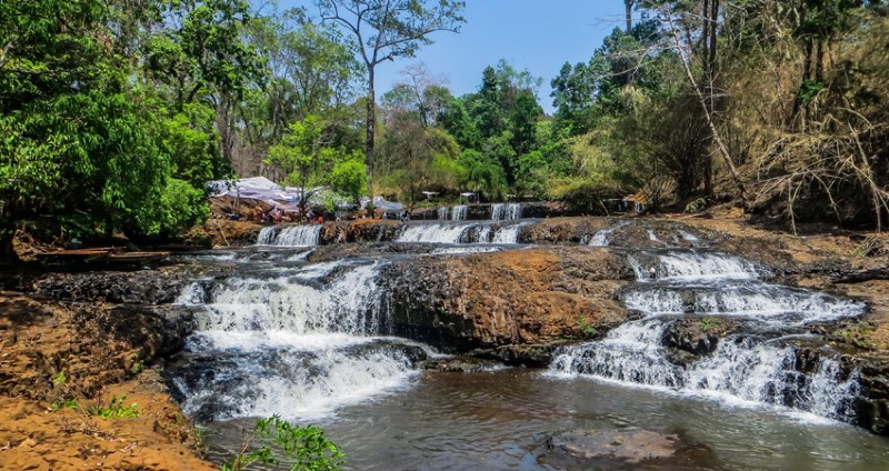 O sen sronoh waterfall attractions in Cambodia