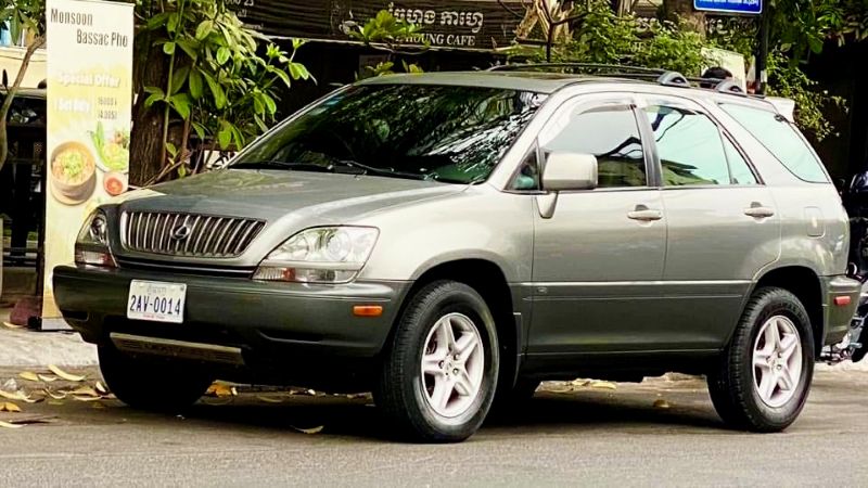 Silver Lexus SUV taxi for private transfers in Phnom Penh, Cambodia.