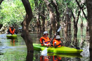 Banteay Srei Temple + Tonlé Sap Floating Village Tour