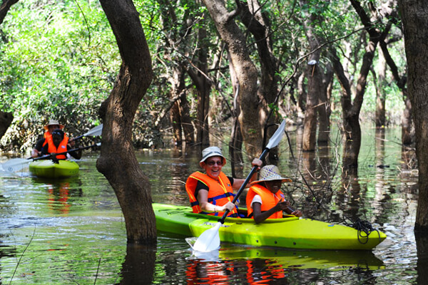 Banteay Srei Temple + Tonlé Sap Floating Village Tour