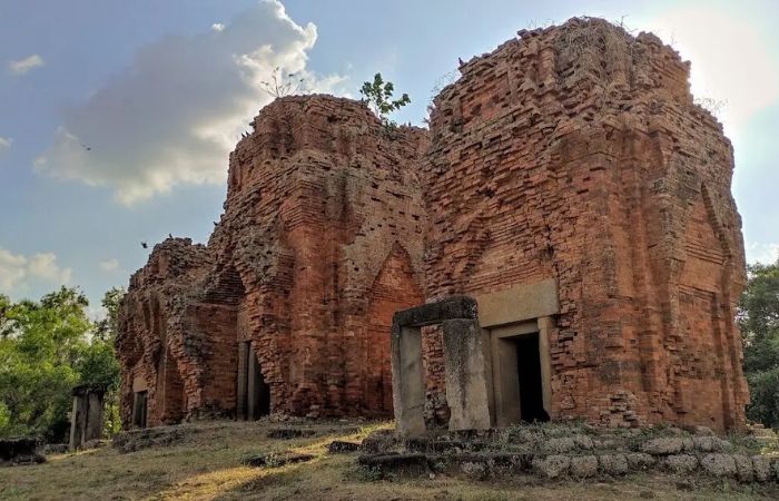 Prasat Snoeung attractions in Cambodia