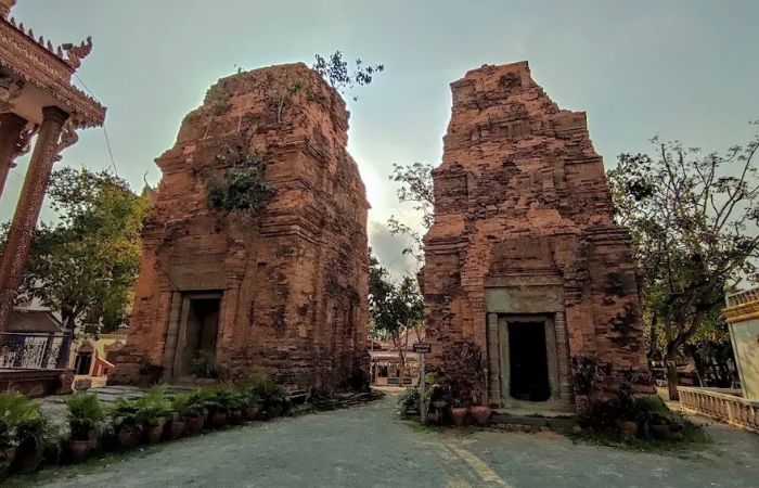 Phnom Chiso & Neang Khmao temple attractions in Cambodia