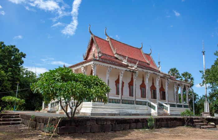 Kampong Tralach Leu pagoda attractions in Cambodia