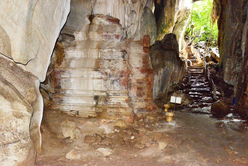 Phnom Chgnork mountain cave attractions in Cambodia