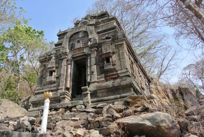 The pre-Angkorian hilltop temple of Phnom Da in Takeo, Cambodia; visit ancient Funan sites with Phnom Penh Taxi Drive.